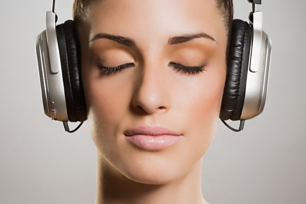 Cần đeo headphone như thế nào để bảo vệ đôi tai